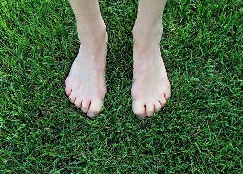 barefoot-1394848_1920
